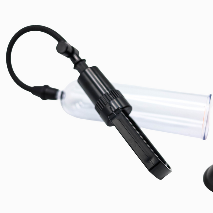 Essentials - Handmatige Penis Pomp met Sleeves - 21 cm - Transparant/Zwart-Erotiekvoordeel.nl