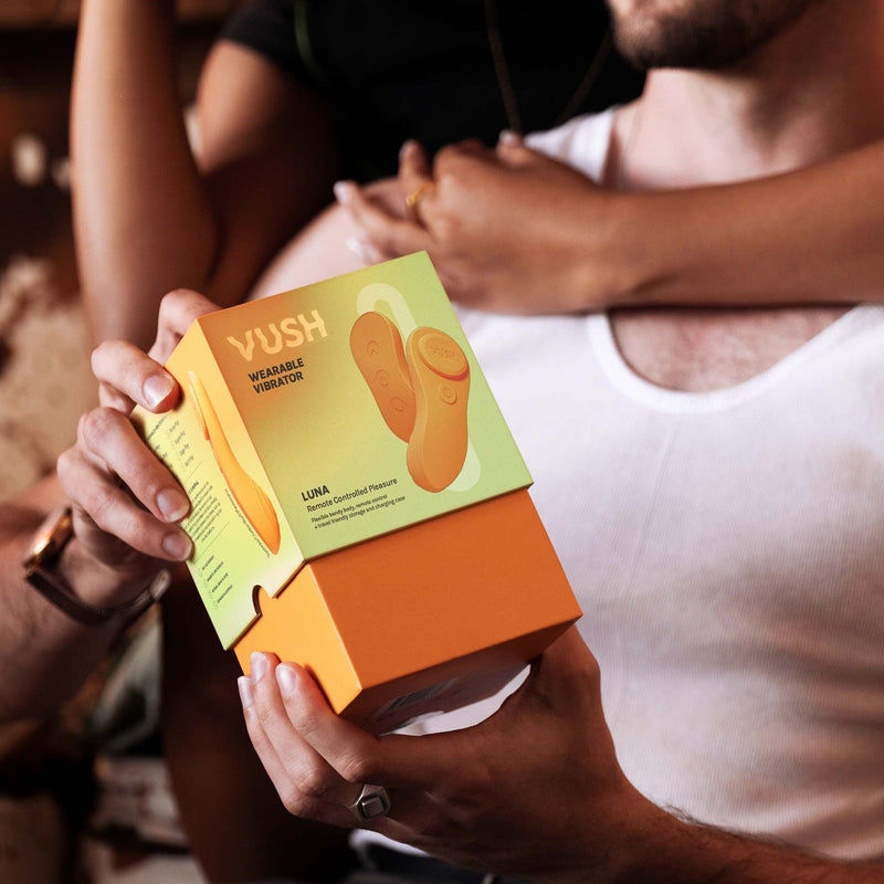 Vush - Luna Draagbare Vibrator - Panty Vibrator - Met Afstandsbediening - Oranje-laced-up.nl