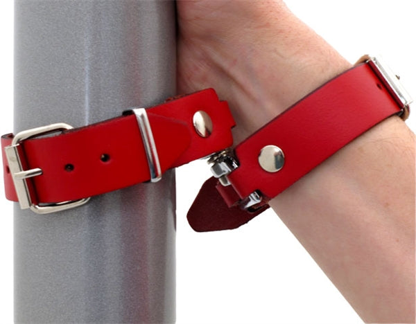 Mister B Leather Hinged Cuff Polsboei – Rood Leer met Scharnier-Erotiekvoordeel.nl