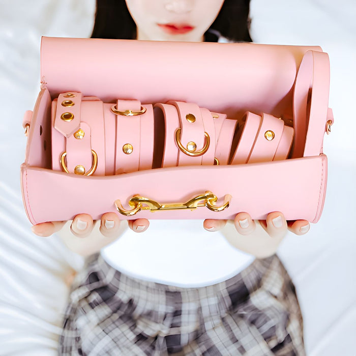 Kiotos - BDSM Fancy 5 Item Kit - Luxe Draagtas met 5 Verschillende BDSM Artikelen - PU Leer (Vegan) - Verkrijgbaar in Rood, Roze en Zwart-Laced-up.nl