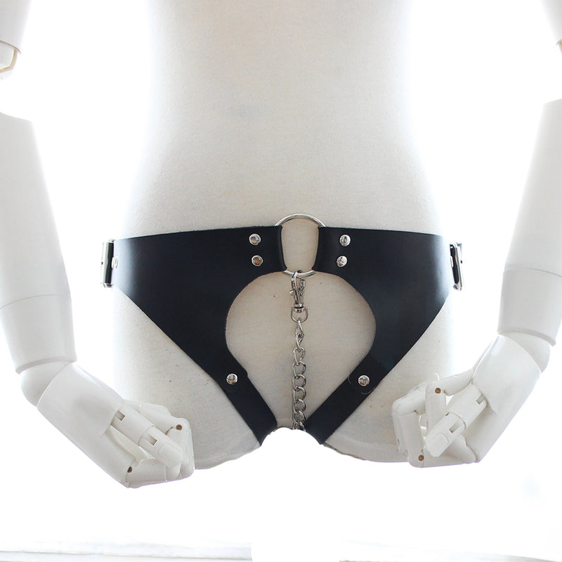 Fixxx - Fetish Damesslipje met Ketting Door Kruis - PU-Leer - One Size - Verstelbaar - Zwart-Laced-up.nl