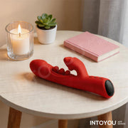 IY - Trixy - Driedubbele Kloppende Rabbit Vibrator met Likkende Tong - App Control - Rood-Erotiekvoordeel.nl