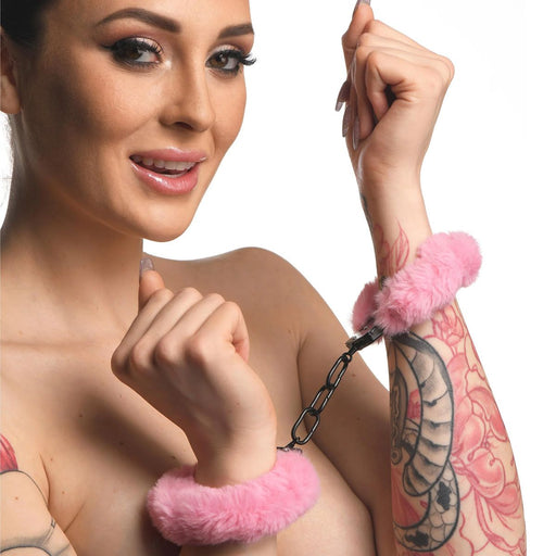 Master Series - Cuffed In Fur - Metalen Handboeien met Kunstbont - Roze-Laced-up.nl