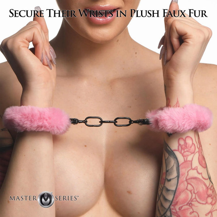 Master Series - Cuffed In Fur - Metalen Handboeien met Kunstbont - Roze-Laced-up.nl