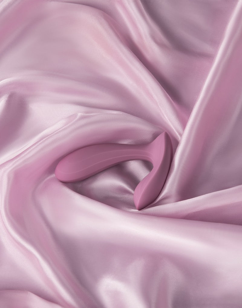 Svakom - Erica - Draagbare Vibrator Met App Control - Twee Motoren - Lichtroze-Laced-up.nl