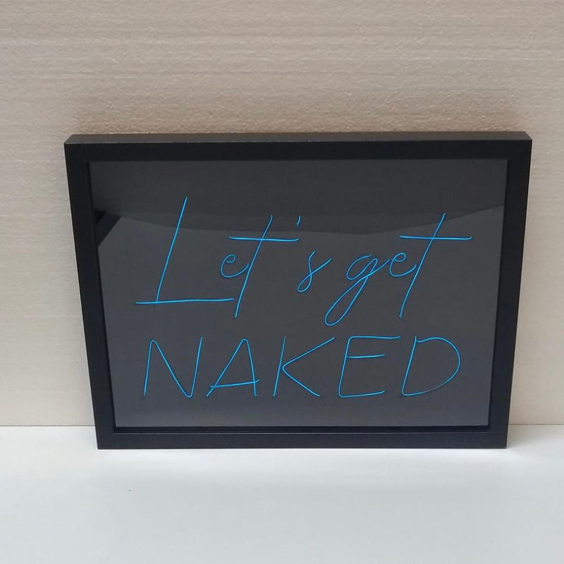 Wandschild mit beleuchtetem Text LET'S GET NAKED