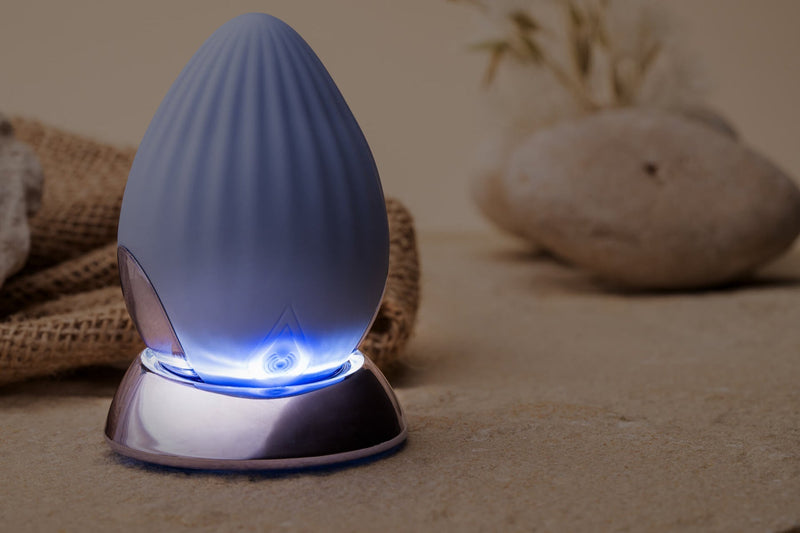 NIYA 4 - Oplegvibrator - Intieme Massager - Met Verlicht Docking Station - Lichtblauw-Laced-up.nl