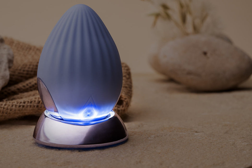 NIYA 4 - Oplegvibrator - Intieme Massager - Met Verlicht Docking Station - Lichtblauw-Laced-up.nl