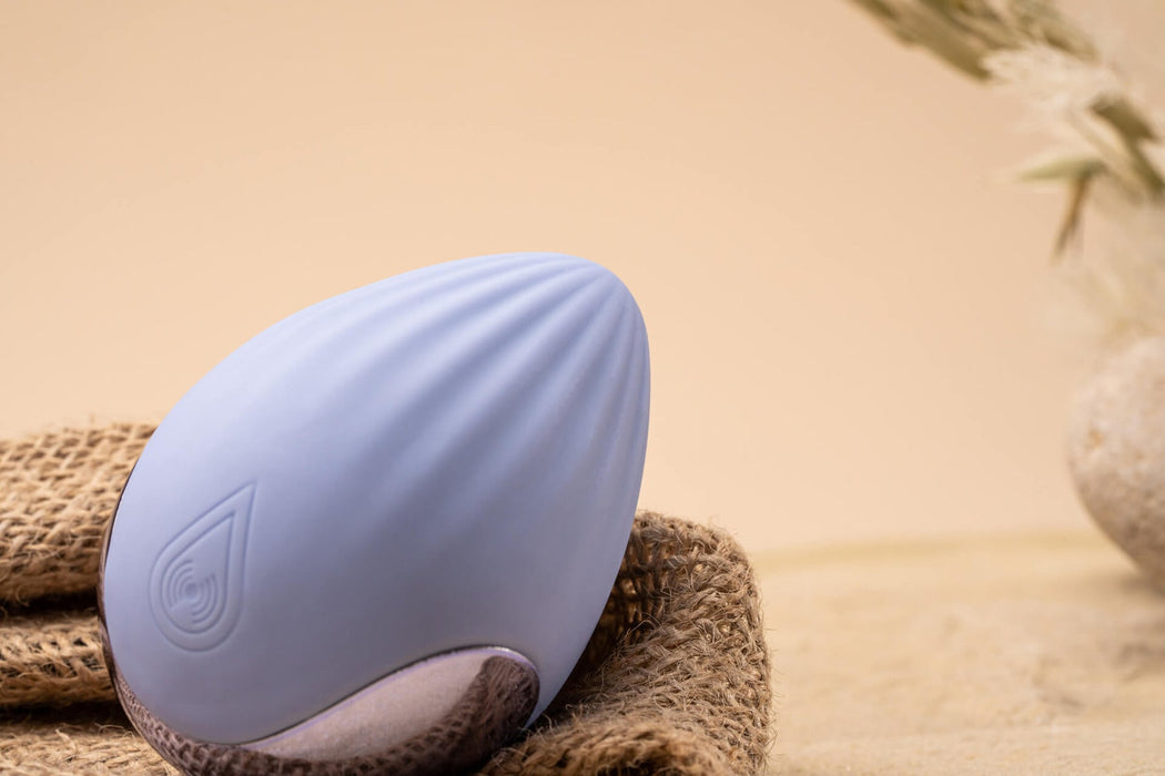 NIYA 4 - Oplegvibrator - Intieme Massager - Met Verlicht Docking Station - Lichtblauw-Laced-up.nl