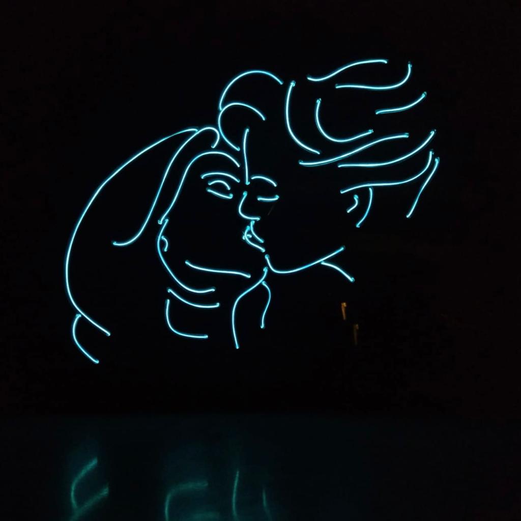 Wandschild mit beleuchtetem Text LOVERS (WOMAN/WOMAN)